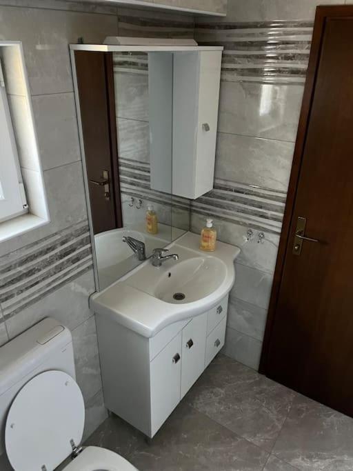 Sweet apartment in Otočac HELENA Buitenkant foto